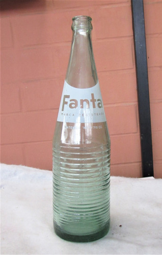 Botella Fanta 1973 De 710 Cc Fondo Blanco