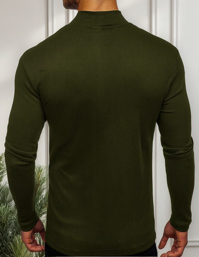 Una Camisa De Cuello Alto Con Cuello Alto Para Hombre, De Co