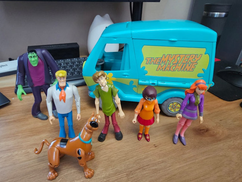 Maquina Del Misterio Y Personajes De Scooby Doo