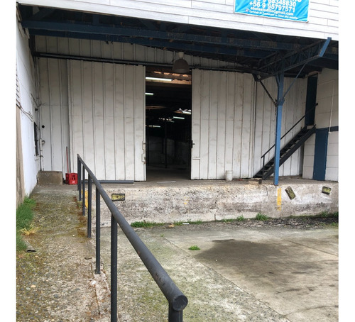 Arriendo De Bodega En Castro: Baño, Oficina Y Muelle De Carg