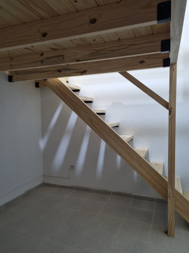 Entrepiso De Madera Con Escalera Y Balconeos Elegantes
