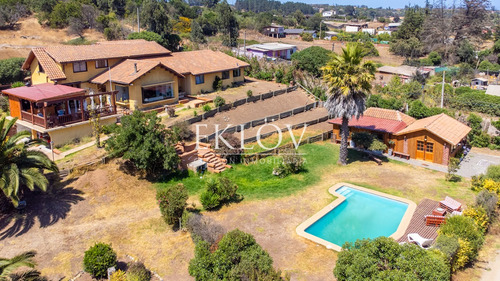 Casa Con Quincho Y Cabaña En Mantagua, 2.528m² De Terreno