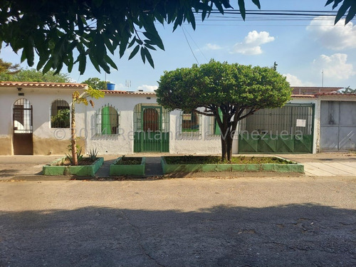 Casa En Venta Hermosa Ymp Muy Bien Cuidada Quinta. Tiene 5 Habitaciones, De Las Cuales Tres Muy Espaciosas Ymp Con Baño., Con Closets De Calidad. Las Quintas De Naguanagua 24-21131