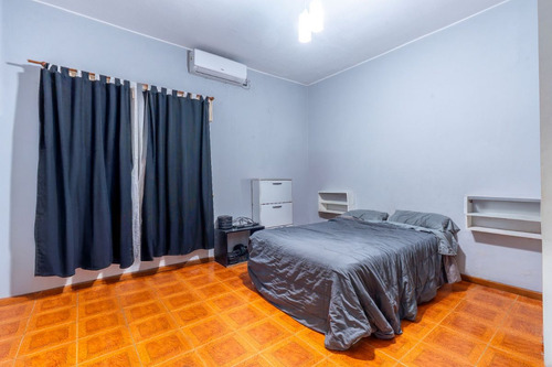 Venta Casa Con Fondo , Quincho Y Cochera En Wilde