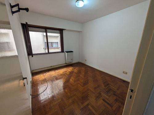 En Alquiler Departamento De 3 Ambientes Con Balcón Saliente. Barrio La Perla.