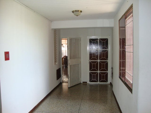 Apartamento En Venta En La Av Lara   Codigo: 23-23678