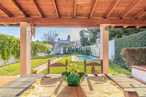 Venta Casa 4 Ambientes Con Jardín Y Piscina En Haedo Sur