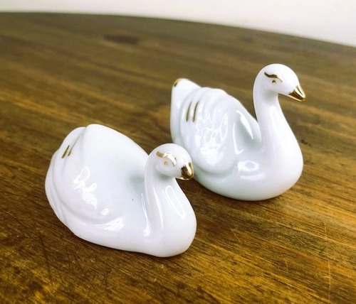 Imagem 3 de 6 de Lembrancinha Casal Mini Cisne De Porcelana Ouro 5,5cm