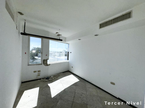 Renta De Edificio De Tres Pisos, En Avenida Prol Montejo, Para Adecuar