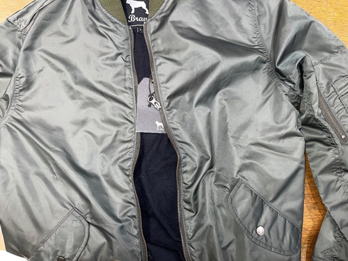Imagen 2 de 3 de Campera Hombre T/ Aviadora Corta Imperm Universitaria Bomber