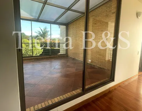 Lujosa Residencia: Confort Y Elegancia Por $13.900.000 Incluida Administración, San Simón