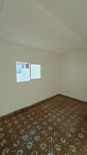 Alquilo Casa Céntrica A Mts De Plaza Colón,con Patio
