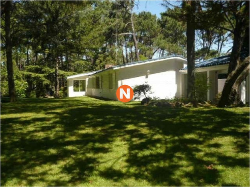 Casa En Venta Y Alquiler, Cantegril, Punta Del Este, 4 Dormitorios.- Ref: 207382