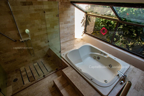 Casa De Lujo En Renta En Colinas De San Javier Con Alberca