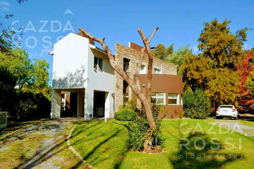 Hermosa Casa De Estilo Moderno En El Lauquen, Canning