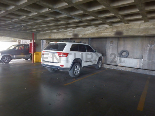 Se Vende Amplia Y Cómoda Oficina Con Un Puesto De Estacionamiento