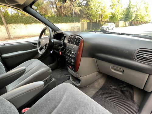 Imagen 17 de 25 de Chrysler Town Country 2005 Flamantísima