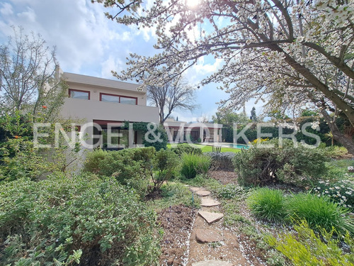 Hacienda, Borde Cancha. Excelente Casa En Venta