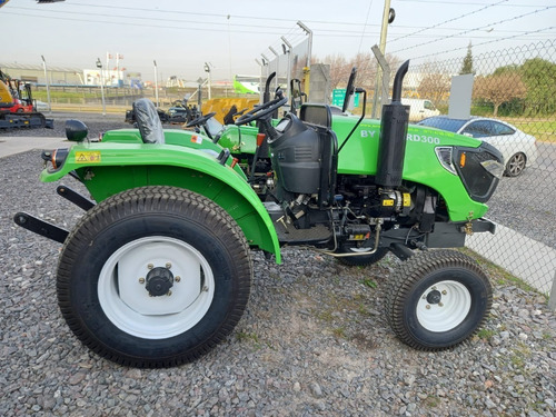 Imagen 2 de 9 de Tractor Para Mantenimiento De Parques Chery 4x2