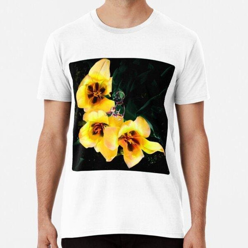 Remera  Grandes Tulipanes Pequeño Gnomo- Grandes Flores Amar