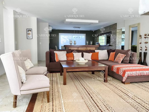 Excelente Casa De 4 Dormitorios, Piscina Climatizada Y Barbacoa En Pinares, Punta Del Este