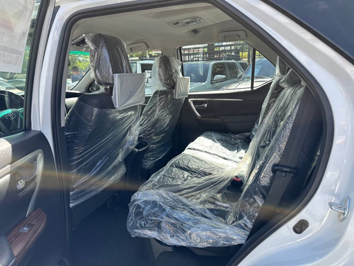 Imagen 4 de 8 de Toyota Fortuner Dubai Vxr Blanco 2023