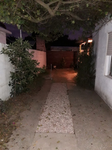 Casa De 6 Ambientes, 2 Baños