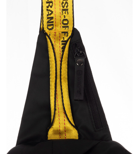 Mochila Cruzada Negro Con Amarillo Cierre Medio Wilys Diseño De La Tela Liso