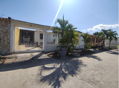 Jip 23-25912. Venta De Casa En La Urb. Corinsa Colonial, Para Darle Su Toque Personal A Cada Uno De Los Espacios En Fase De Construcción. Aprovecha Esta Gran Oportunidad En Cagua. Edo Aragua.