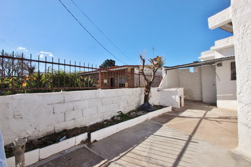 Alquiler De Casa En Jardines Del Hipódromo. Al Frente, 2 Ambientes O Dormitorios, 1 Baño, Cocina Definida, Patio-jardín.