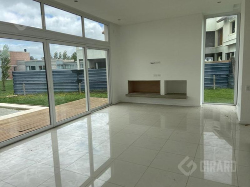 Imagen 2 de 30 de Excelente Casa Moderna En Exclusivo Barrio Rumenco.