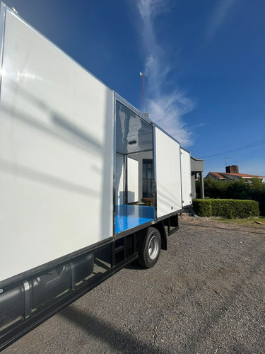 Iveco Tector 110.190 + Caja Paquetera De Fibra 5 Mts.