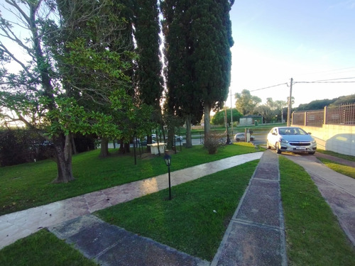 Se Vende Casa De 3 Dormitorios Con Gran Terreno Sobre Ruta 8 Próxima A Zona America