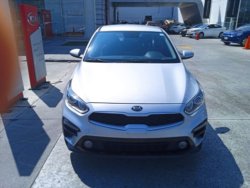 Imagen 3 de 10 de Kia Forte Lx 4cil. 2.0l Ta Sedan 2020 Silky Silver 238/21