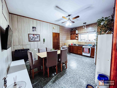 Casa En Venta - 2 Dormitorios 1 Baño - Cocheras - 420mts2 - Berisso