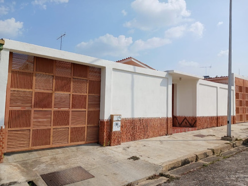 En Venta Casa Quinta De Una Sola Planta, Ubicada En La Urbanización Valles De Camoruco, Valencia Estado Carabobo - Venezuela / Emer.