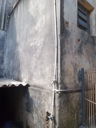 Casa Com Um Quarto, Cozinha E Banheiro.