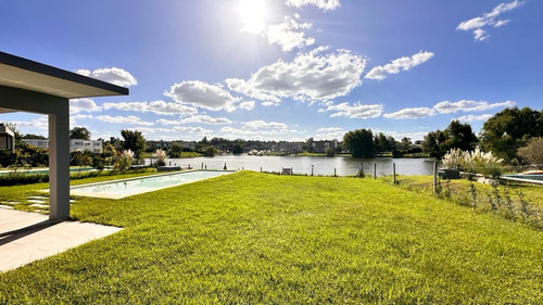 Venta Casa A La Laguna Cantón Norte 