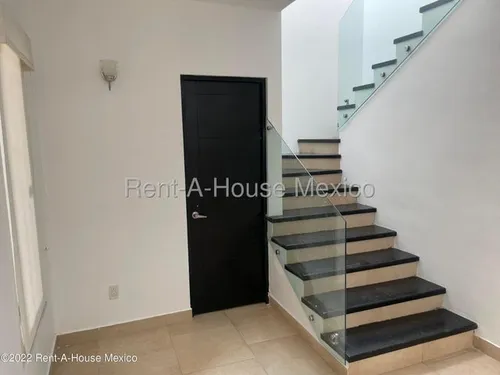 Casa Con Cuarto De Servicio, 4 Recámaras, Área De Tv. Cumbres Del Lago - Venta Rah2204