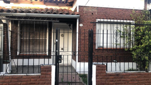 Casa  En Venta En Castelar, Morón, G.b.a. Zona Oeste