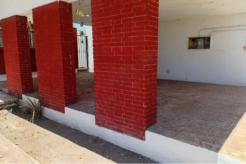 Casa De Una Planta, En Esquina, Con Salón De Eventos Y Alberca Climatizada
