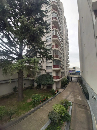 ! Vendo Depto. Amplio Con Dependencia Y Cochera Excelente Oportunidad ¡