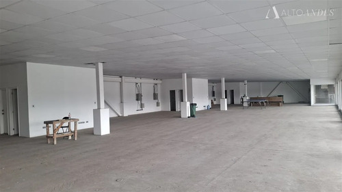 Arriendo Local Comercial / 90 Mt2 / 2 Baños / Strip Center