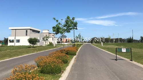 Casa En Venta En Canning San Lucas 5 Ambientes A La Laguna
