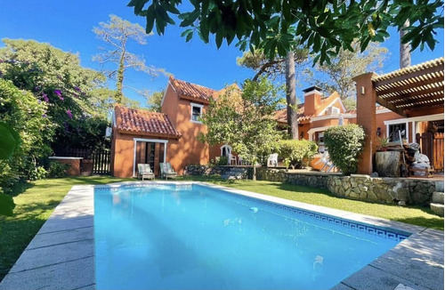 Casa Con Piscina  A Pocas Cuadras Del Mar - Playa Mansa Alquiler Temporada