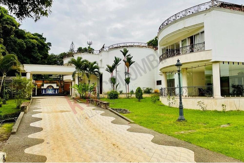 Vendo Casa Externa En Ciudad Jardín, Cali, Colombia Con Un Lote De 3.050 M2 Y 2800 M2 Construidos