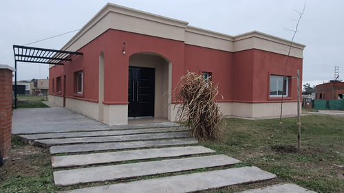 Venta Casa Cuatro Ambientes En Pilar Del Este Santa Lucia
