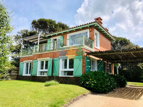 Venta De Casa Amplia De Construcción Sólida Sobre Primera Fila De Mar En La Juanita, José Ignacio - Ref : Eqp5565