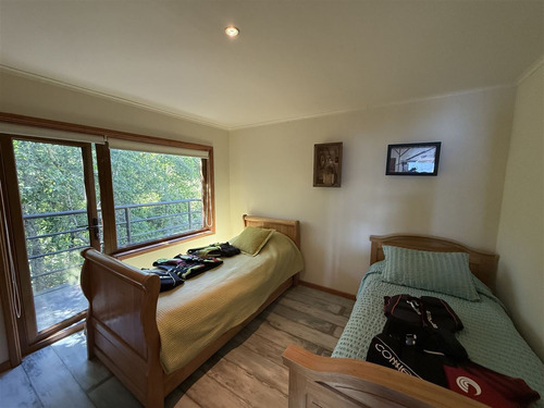 Casa En Venta De 4 Dorm. En Pucón, Los Riscos