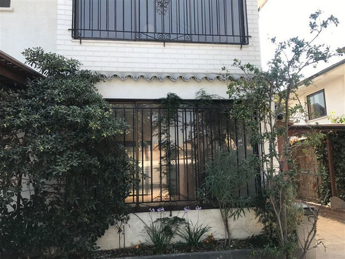 Casa En Venta De 5 Dorm. En Las Condes